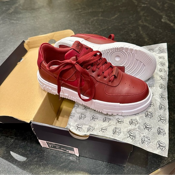 *NWT NIB* NIKE AirForce One Pixel Team Red — 7.5 - Picture 8 of 9